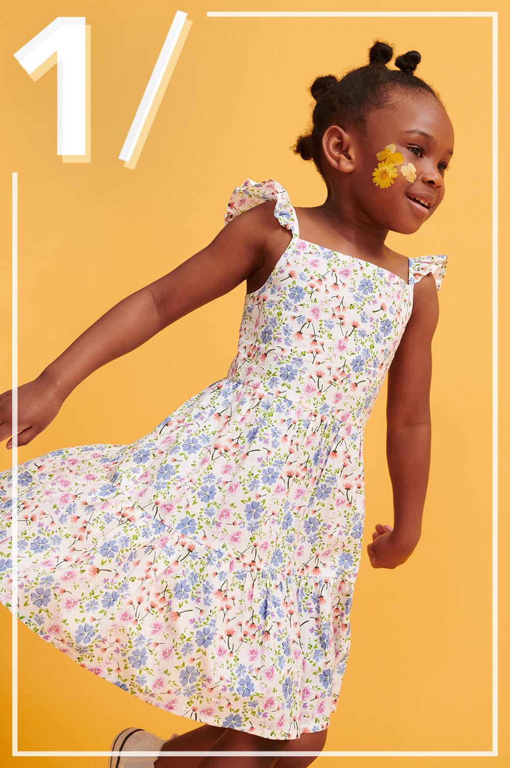 Kind in lockerem Kleid mit Blumenmuster