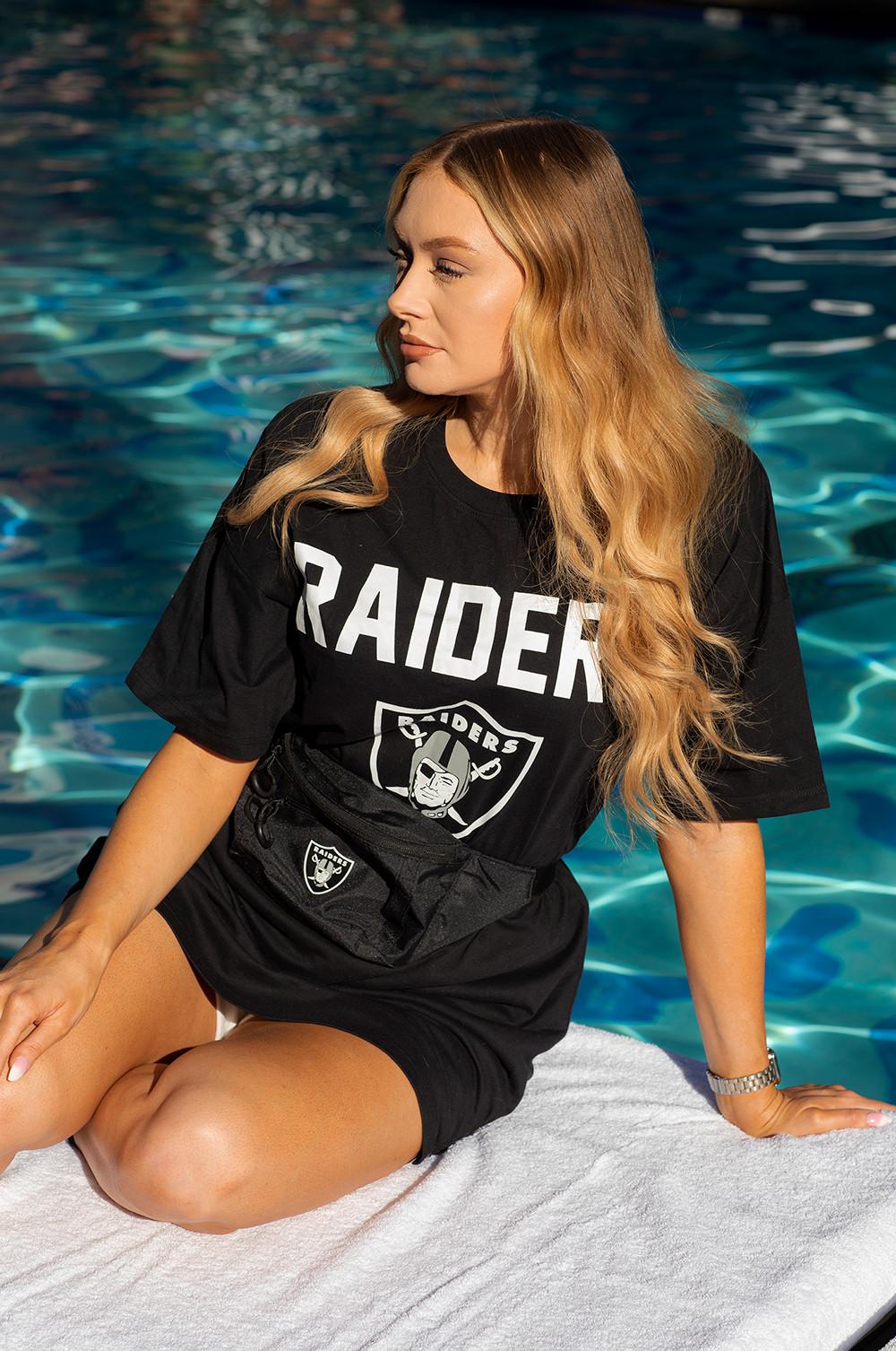 Mujer con camiseta de la NFL