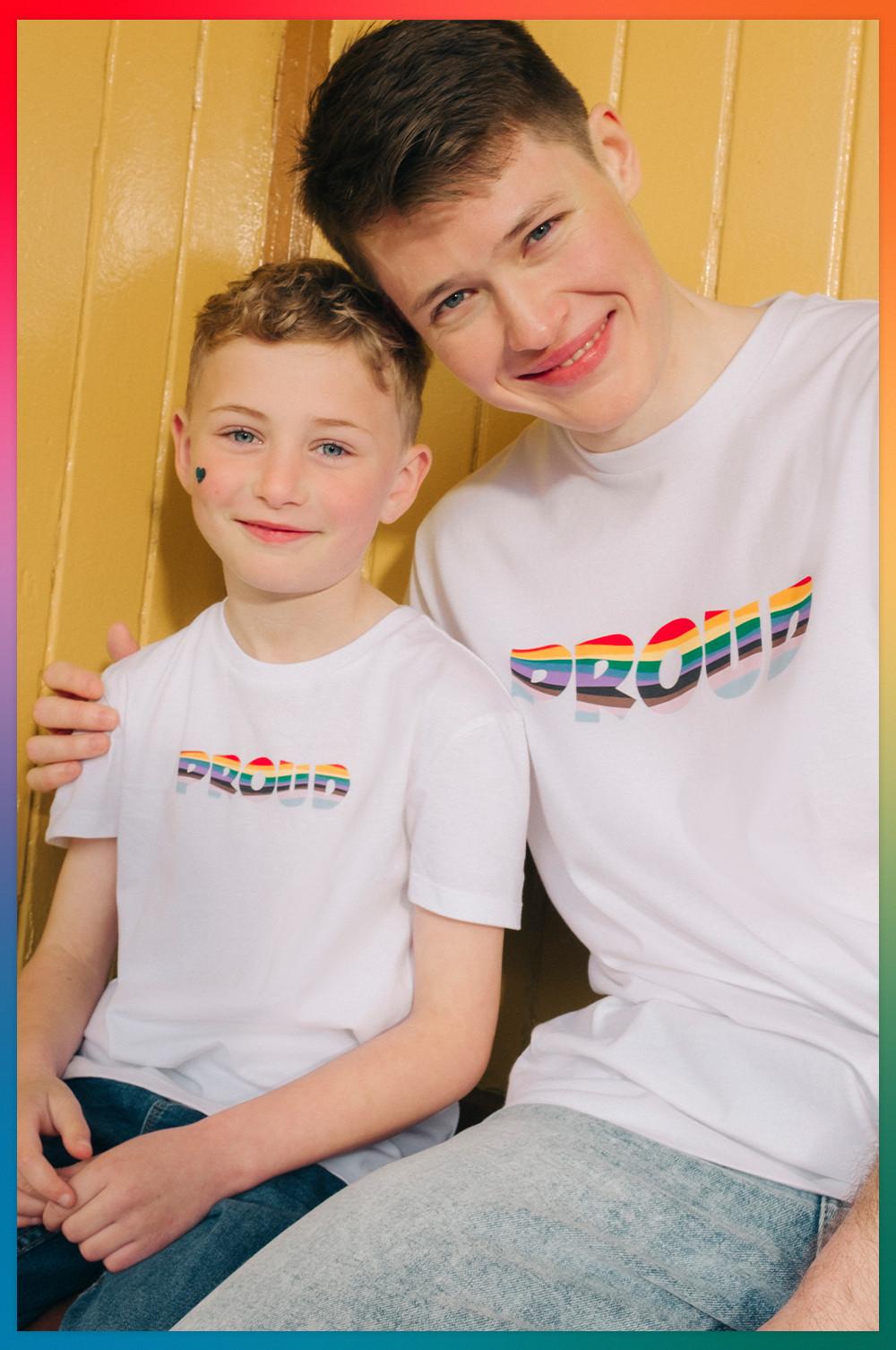 Kinderen met Pride-T-shirt