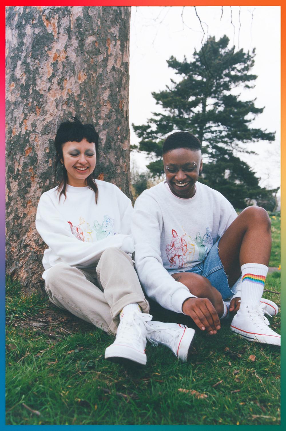 Mannequins portant des sweat-shirts Pride blancs