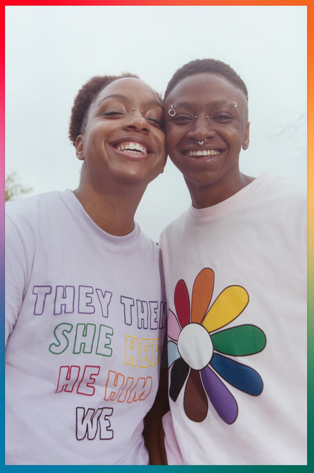 Mannequins portant des T-shirts Pride blancs