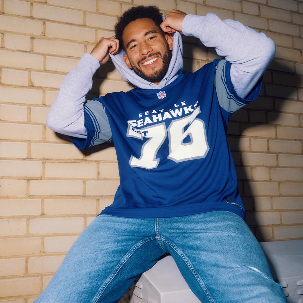 Josh Denzel in blauem Seahawks-Pullover