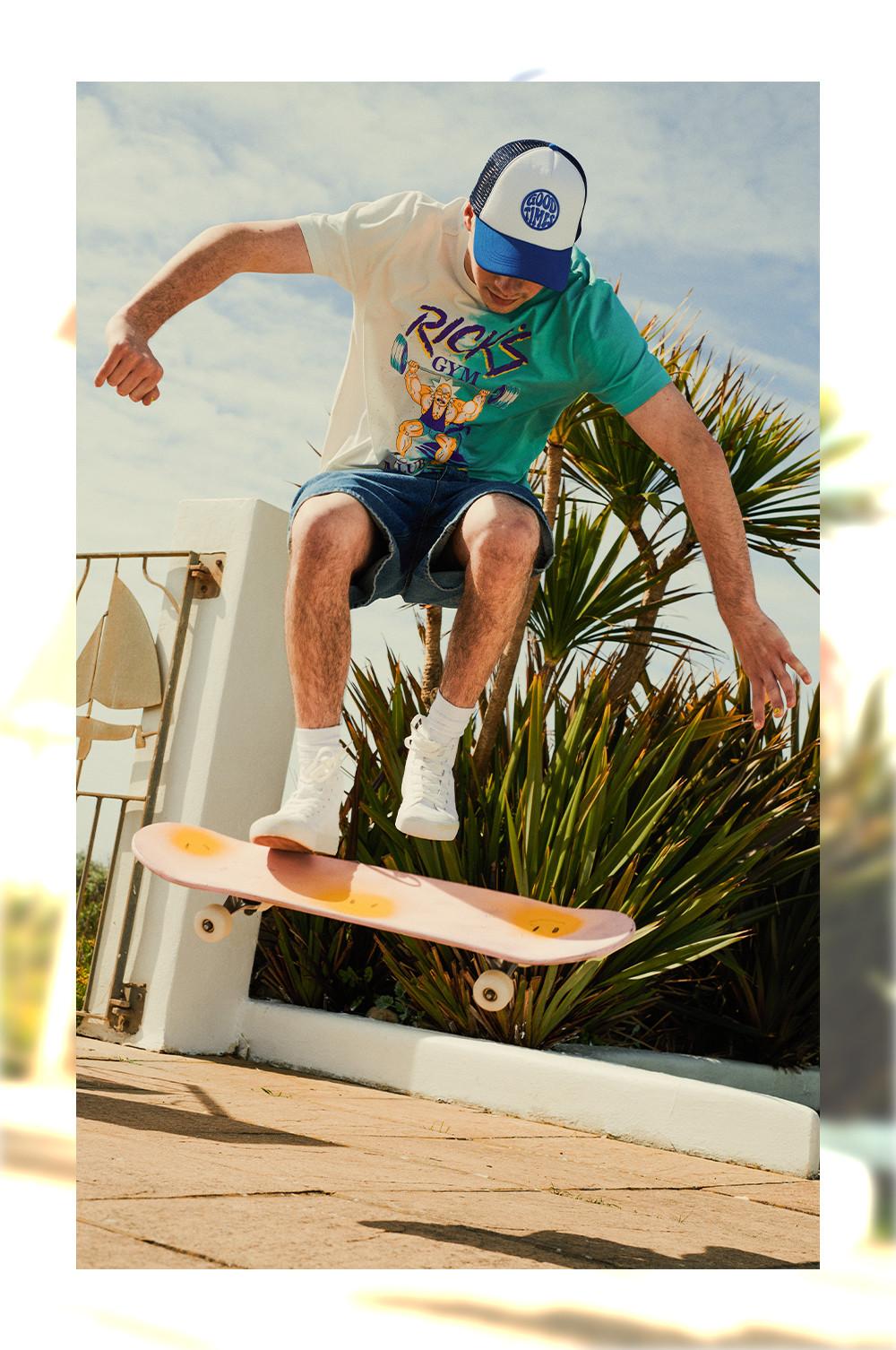 Uomo sullo skateboard