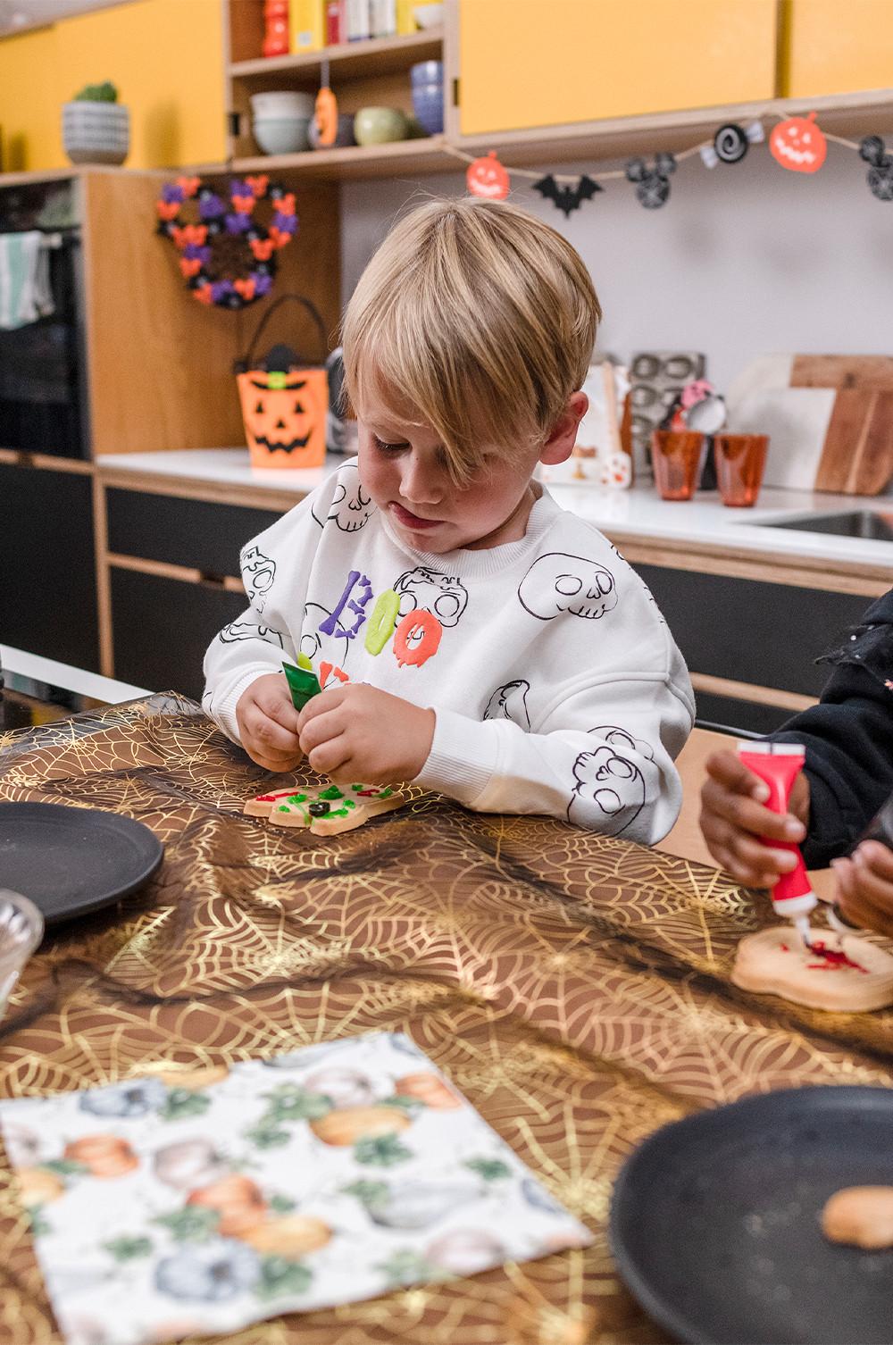 Modelo infantil con sudadera «Boo Crew»