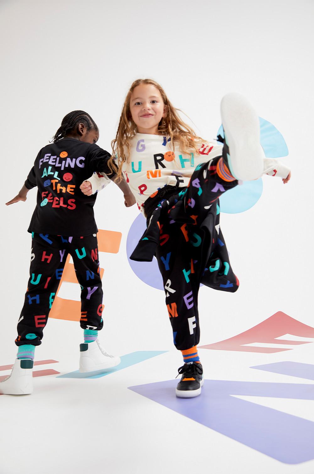 Sudadera con capucha, pantalones de chándal y camiseta con estampado de letras