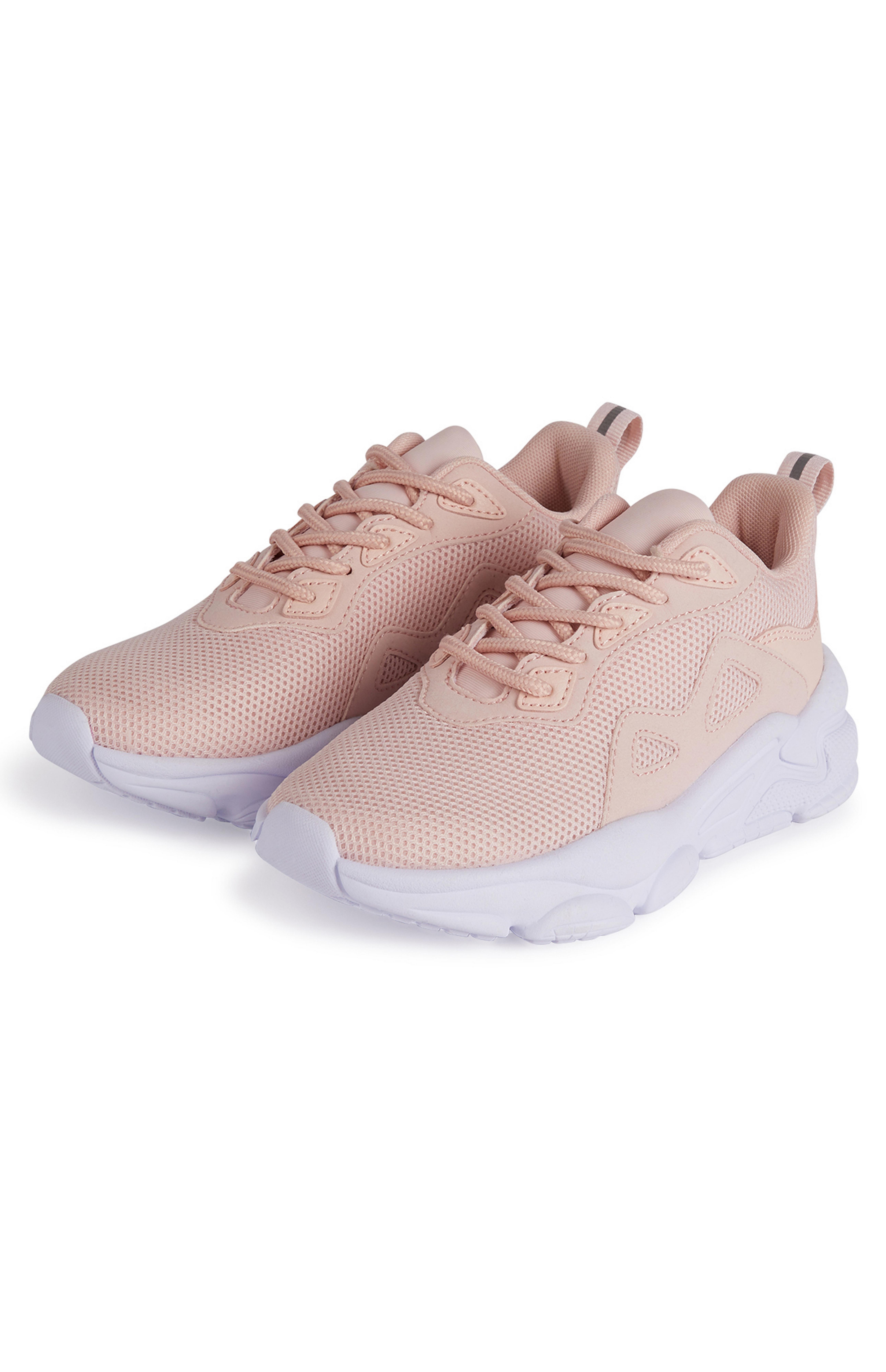 sporty chunky sneaker