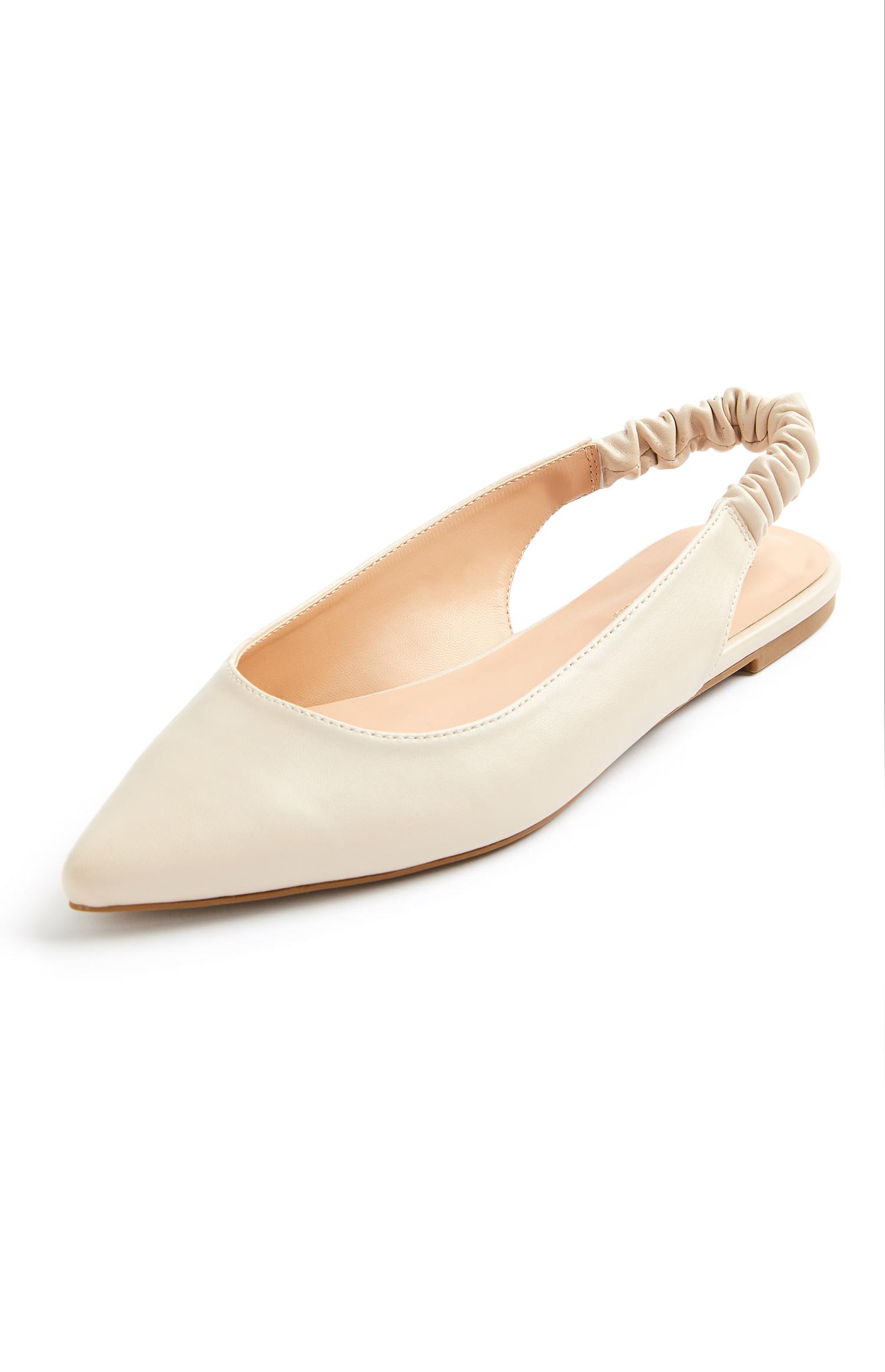 flat pointed pumps