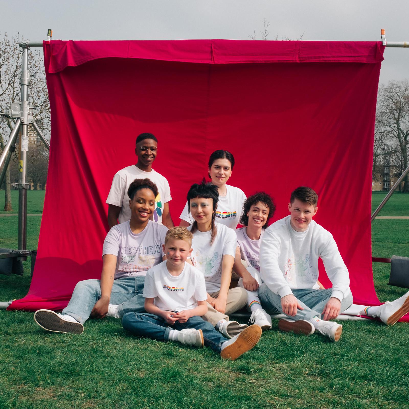 Photo d'un groupe portant des T-shirts Pride