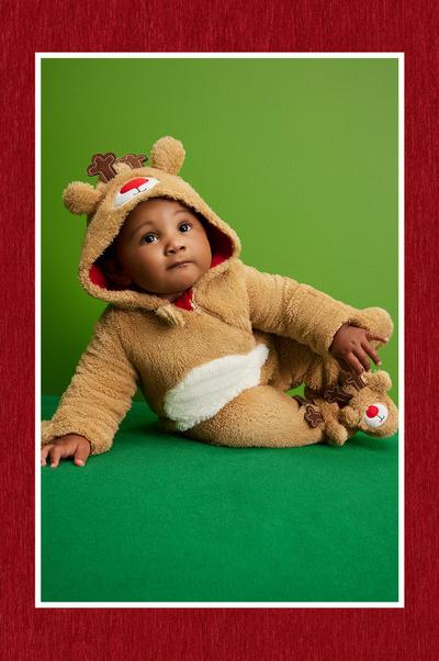 Bébé portant une combinaison « renne »