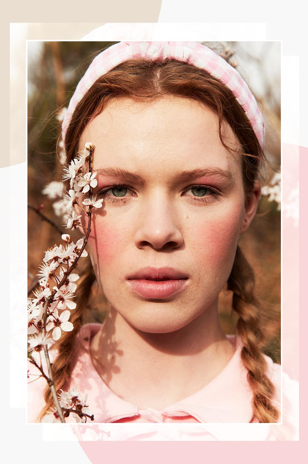 Mannequin portant un serre-tête en vichy rose et blanc