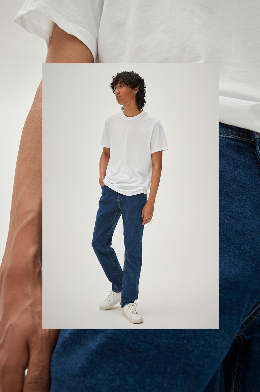 Model trägt blaue, lockere Jeans