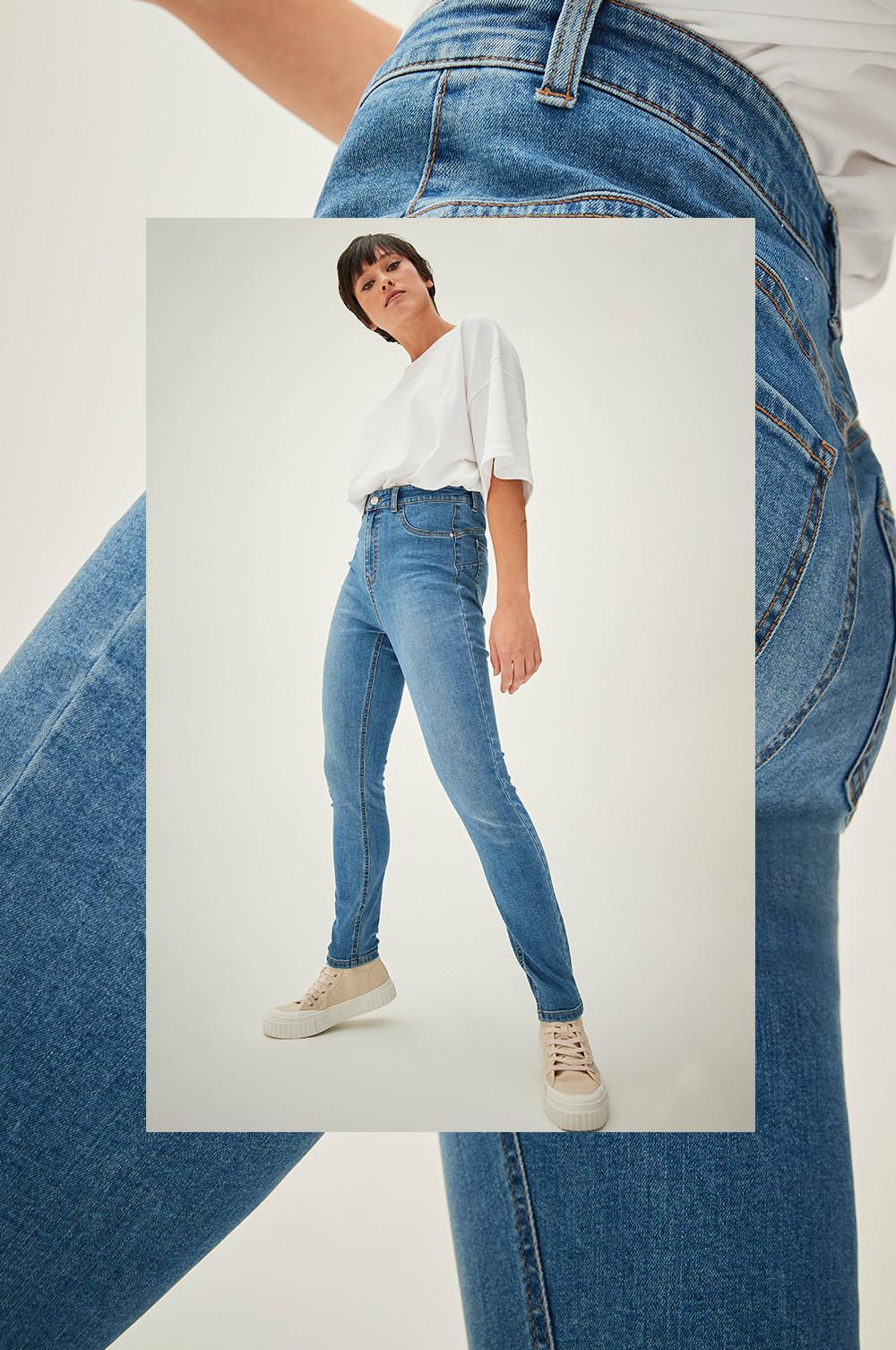 Modelka w niebieskich jeansach modelujących o kroju skinny