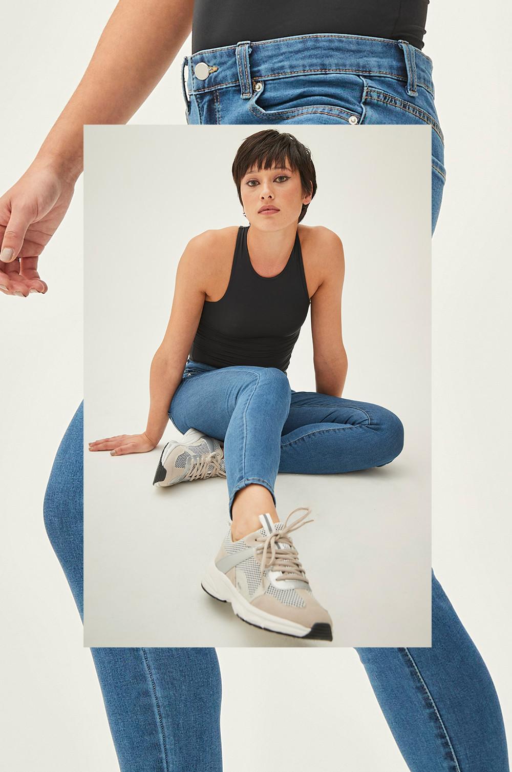 Modelka má oblečené skinny super strečové rifle v modrej farbe