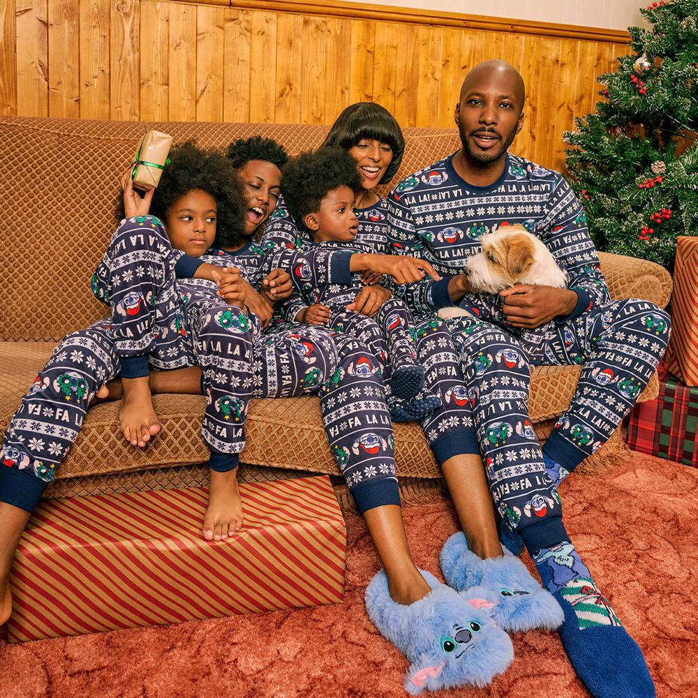 De hele familie in dezelfde pyjama