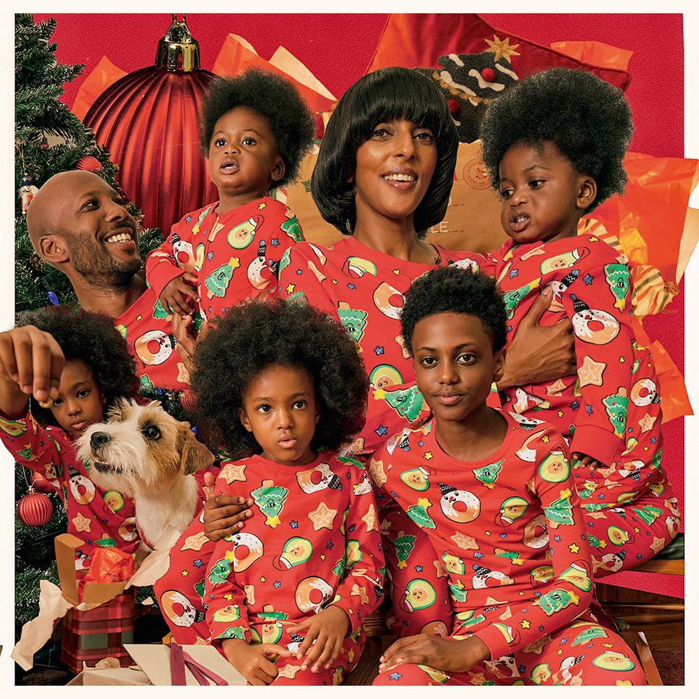 De hele familie in dezelfde pyjama