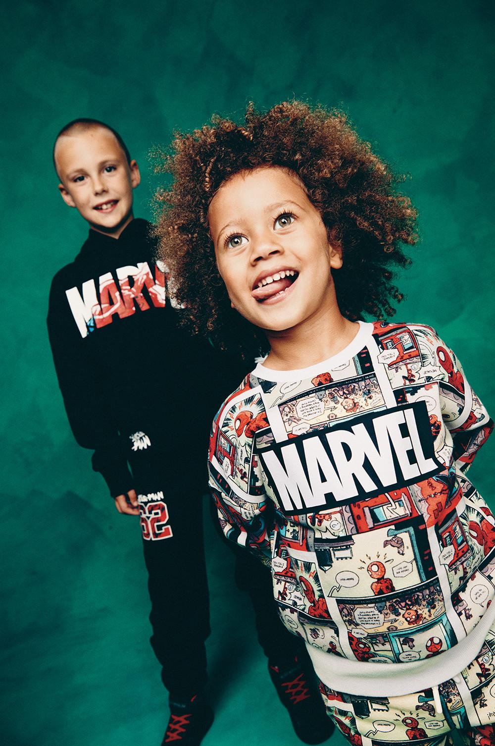 Crianças vestem camisolas com capuz da Marvel