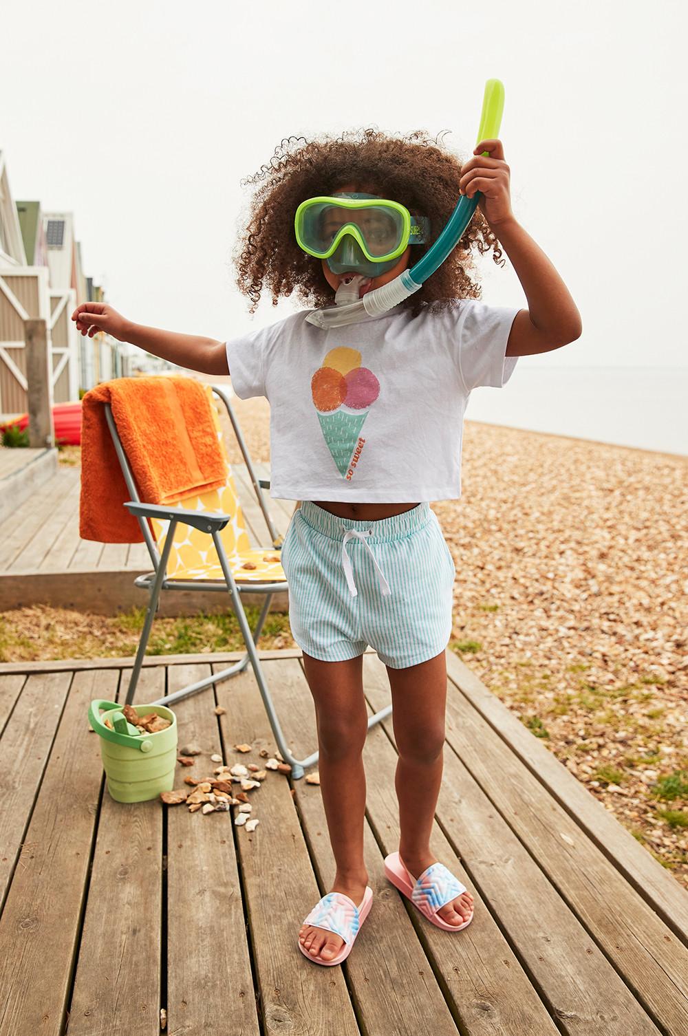 Enfant portant l'ensemble glace