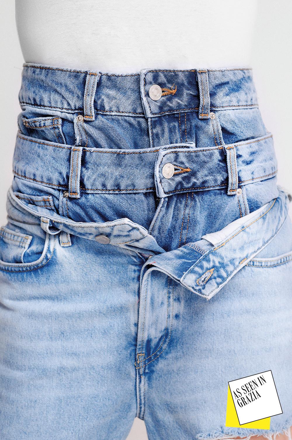 La modella indossa tre paia di jeans