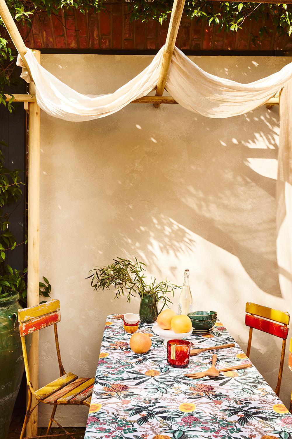 Présentation de produits sur une table de jardin