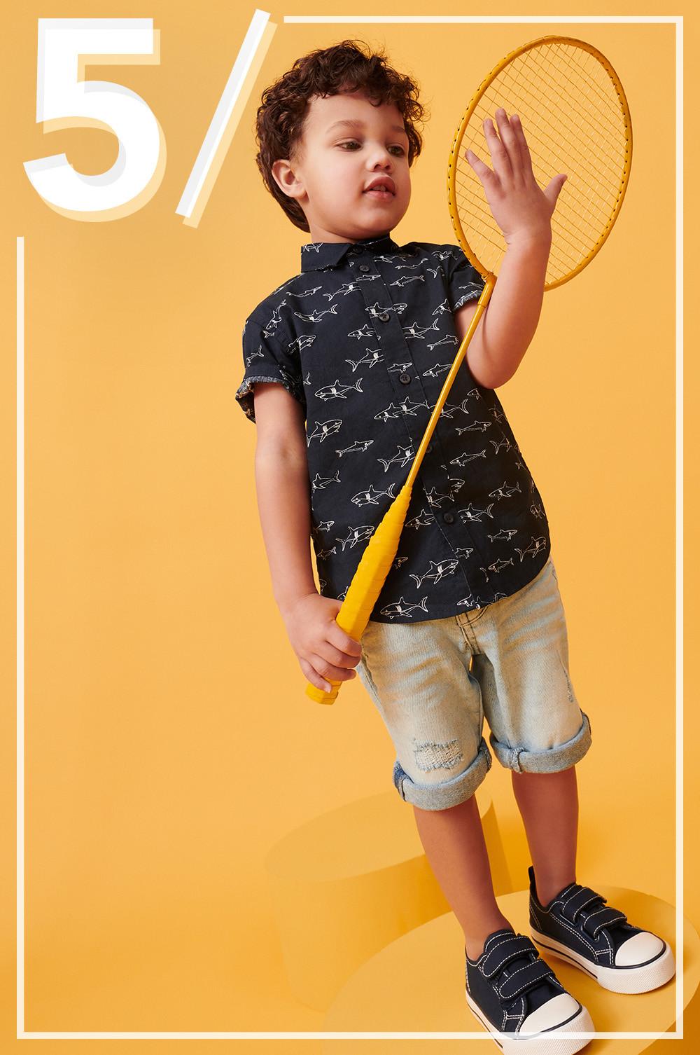 Enfant portant une chemise à motif requin bleu marine et un short en jean