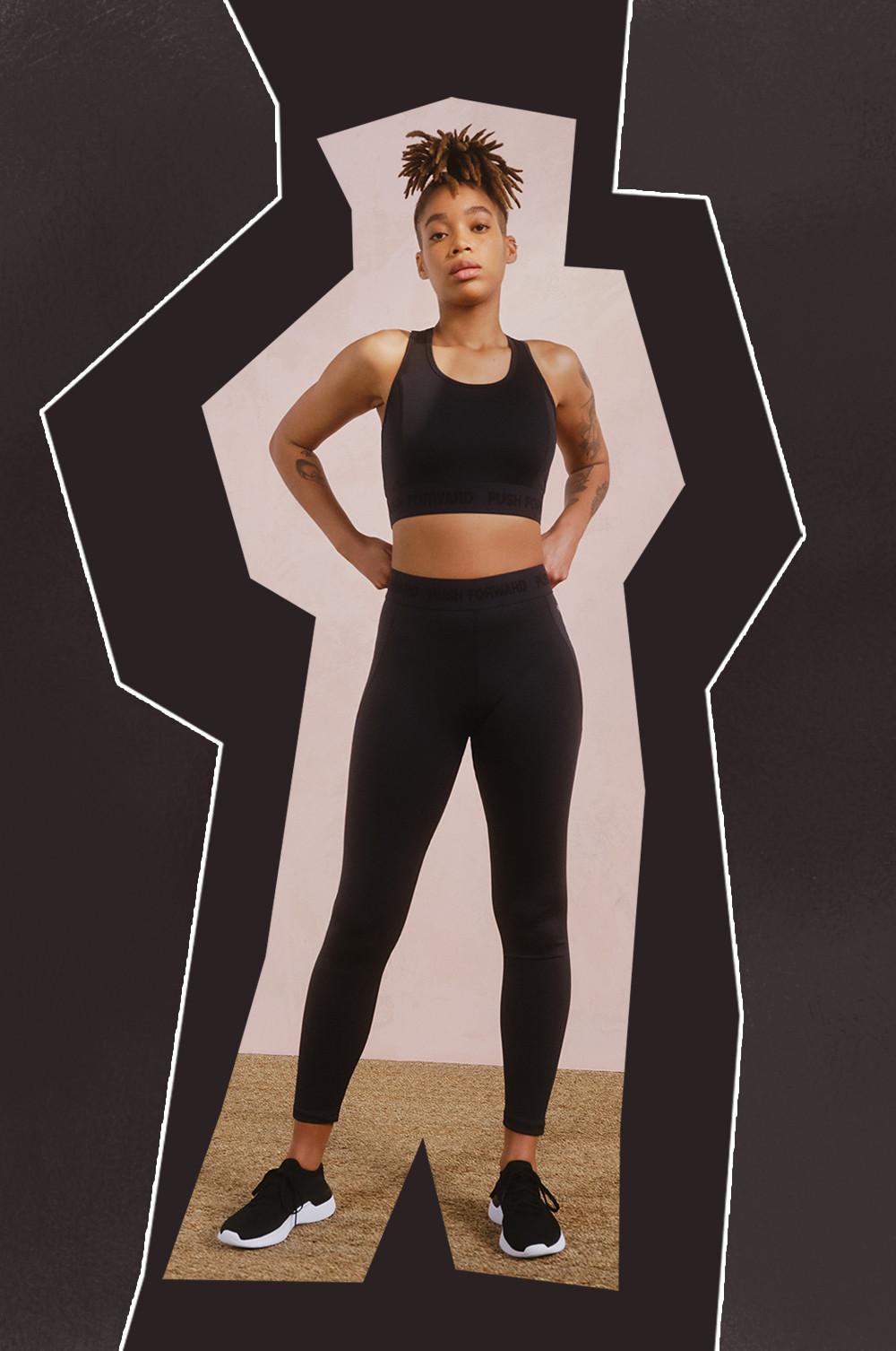 Modelka nosi komplet odzieży sportowej w kolorze czarnym