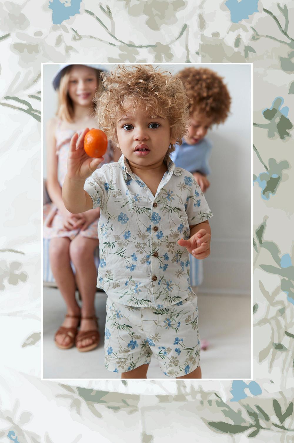 Enfants portant des tenues de Pâques