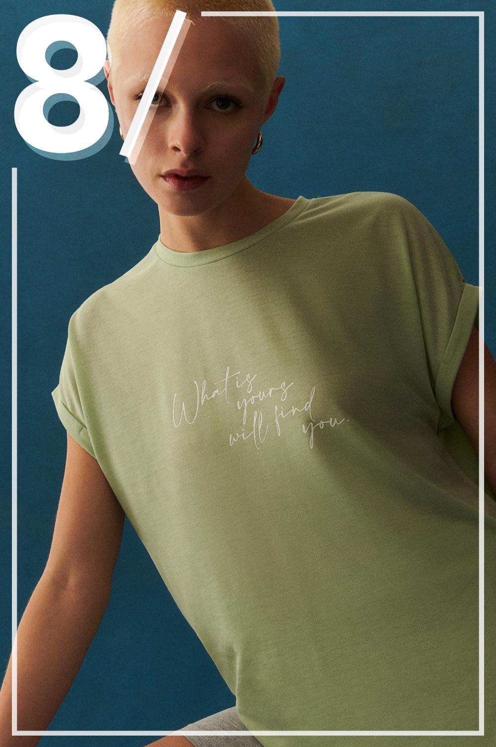 Mannequin qui porte un t-shirt vert sauge