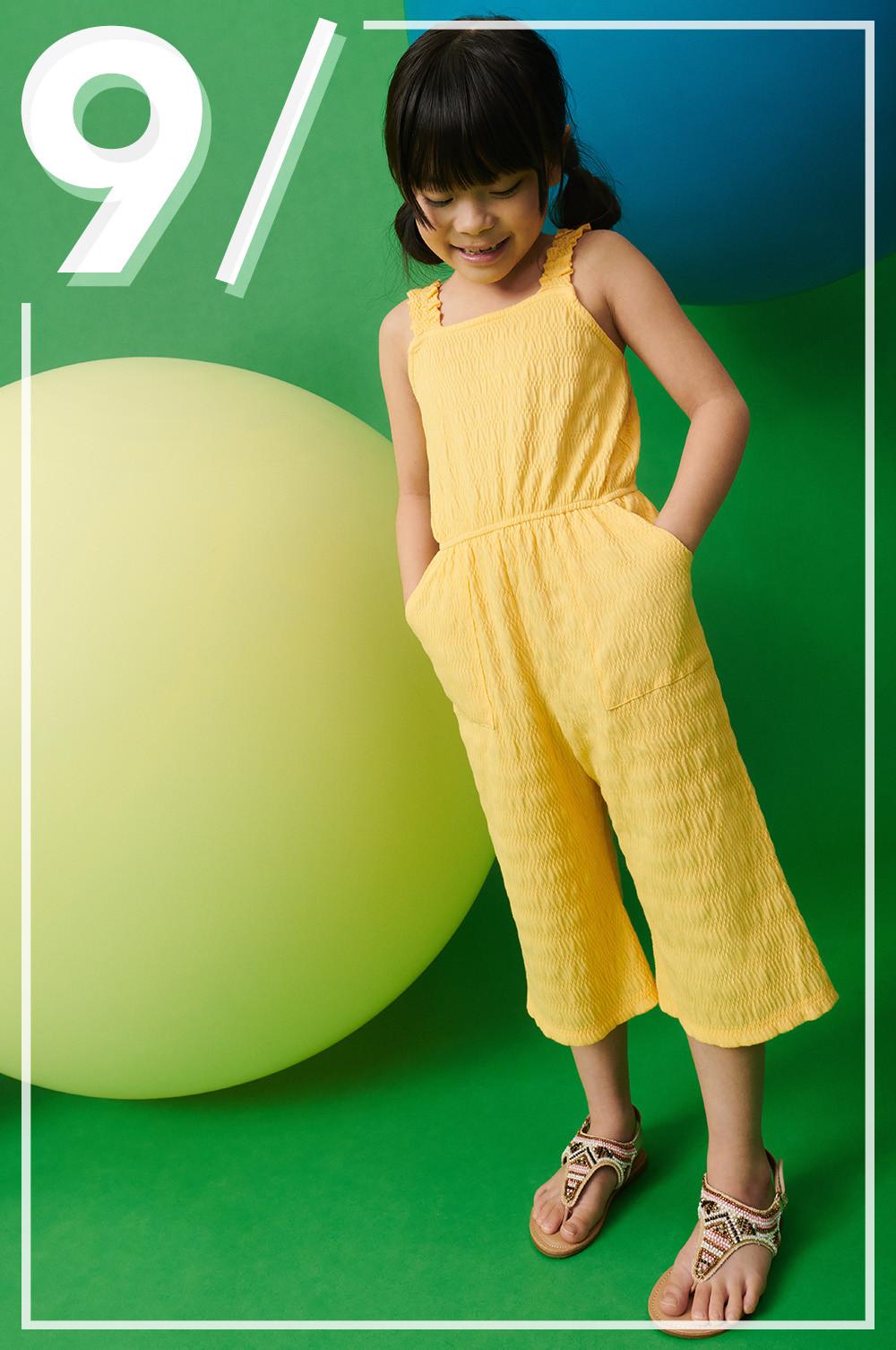 Enfant portant une combinaison jaune