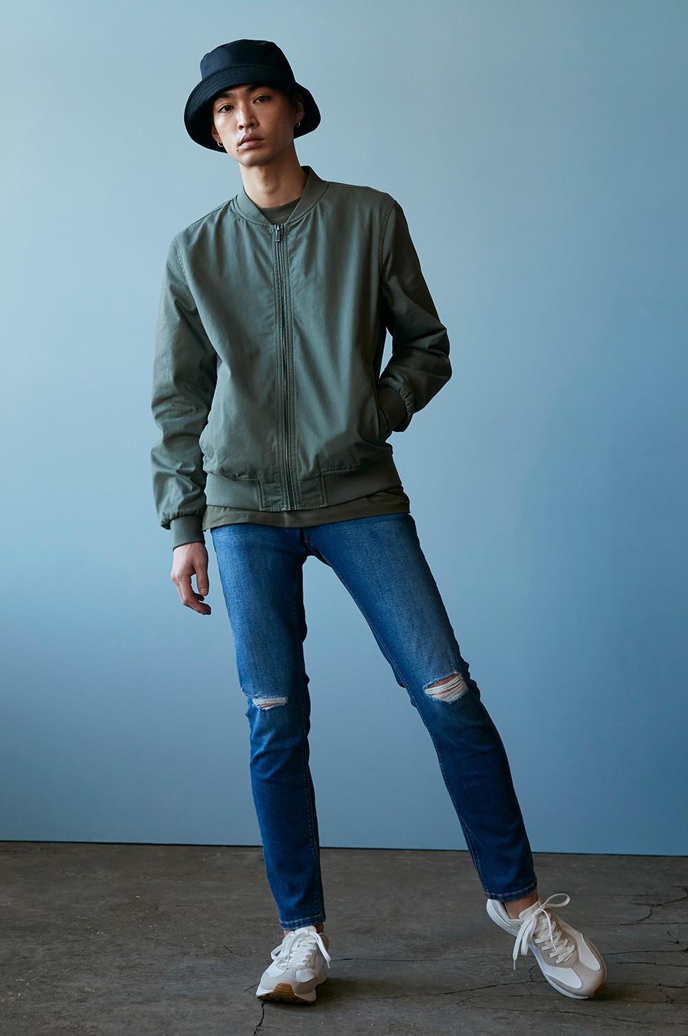 Modelka w jeansowym stroju
