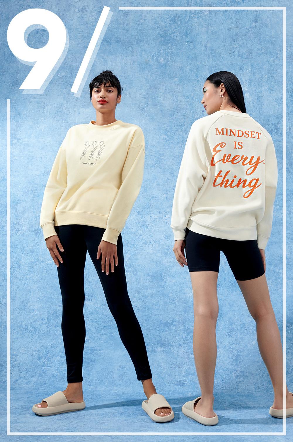 Models in Sweatshirts mit Grafik sowie schwarzen Leggings und Radlerhosen
