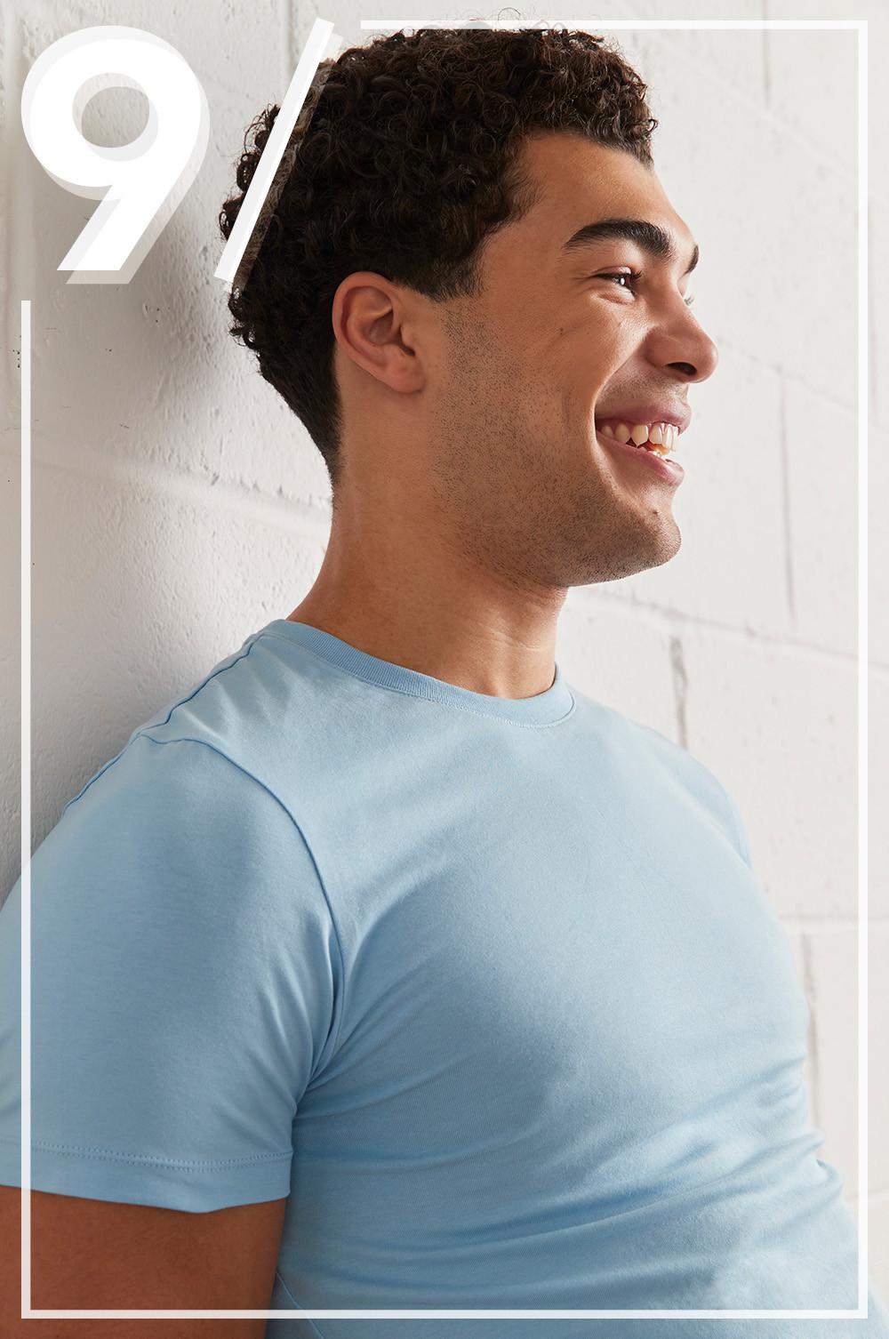 Mannequin portant un t-shirt moulant bleu