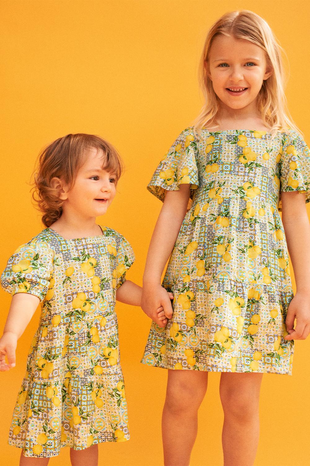 Kinderen dragen bijpassende jurken met citroenprint
