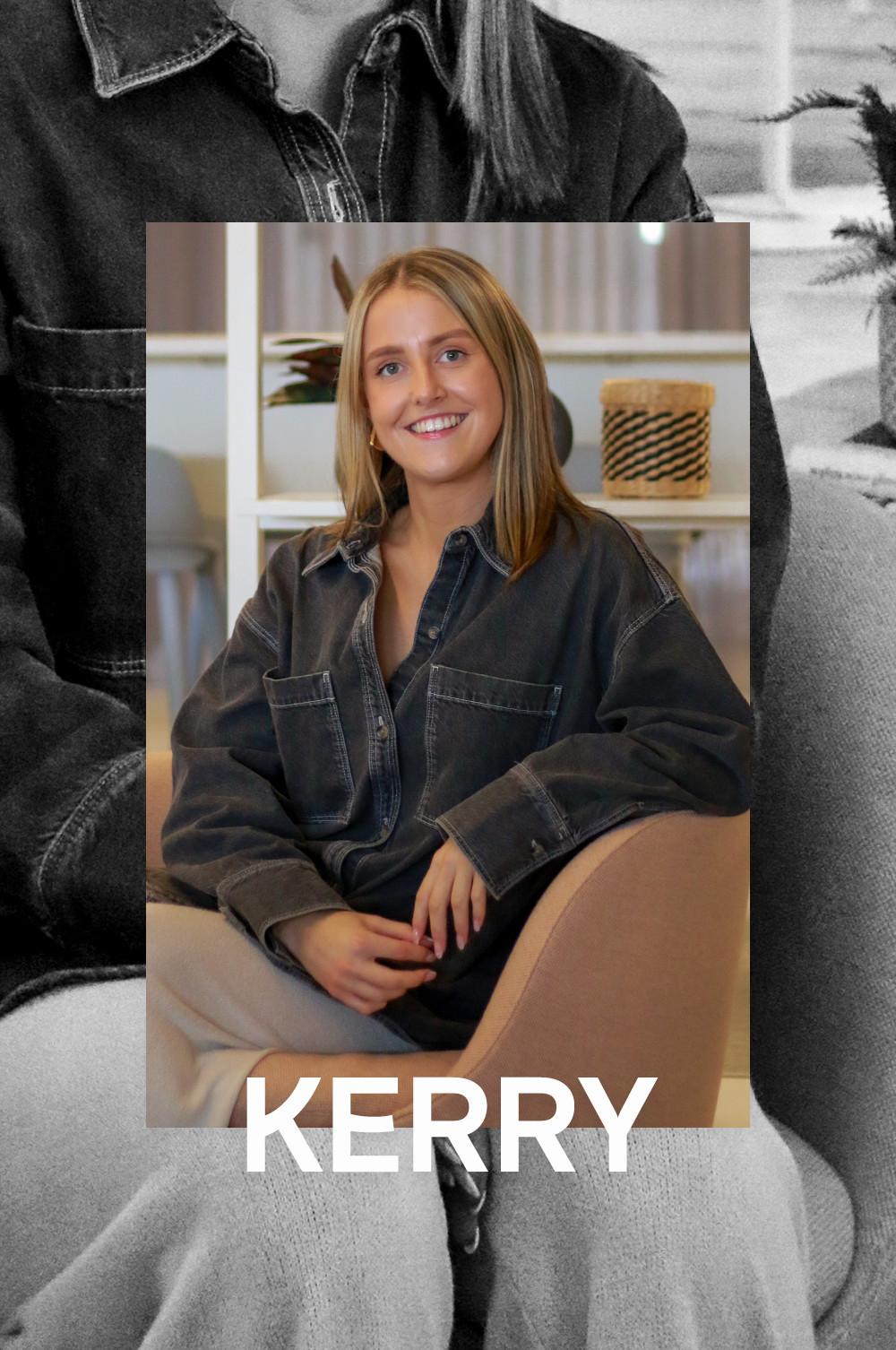 Kerry Martin trägt ein dunkles Jeanshemd mit langen Ärmeln und eine steingraue Hose.