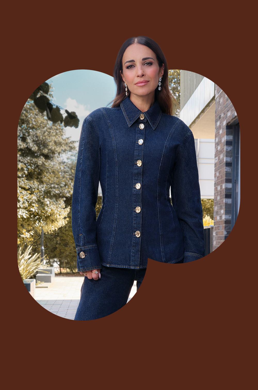 Veste en jean foncé élégante avec boutons dorés, portée avec un jean assorti, dans un décor extérieur.
