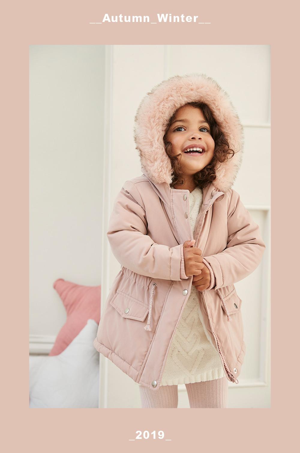 niña con abrigo rosa