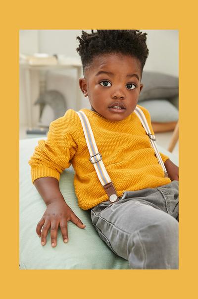 rapaz com camisola amarela e suspensórios