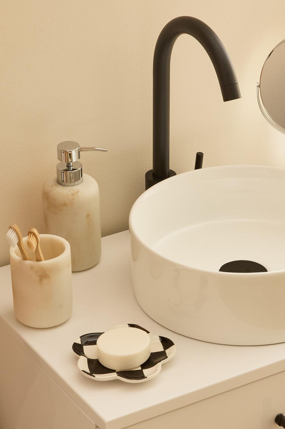 Plan de salle de bain avec lavabo, porte-savon et distributeur à motif damier en marbre