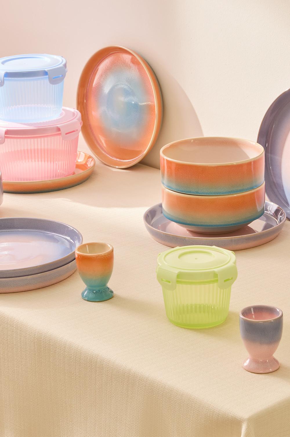 assiettes pastel en dégradé, coquetiers et boîtes en plastique