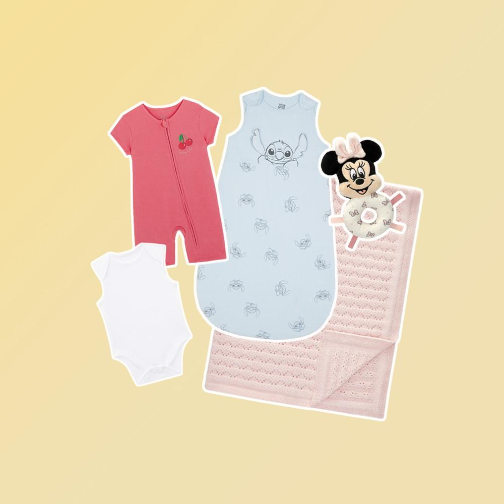 Collezione di abbigliamento neonati, tra cui un body rosa con motivo di ciliegie, un sacco nanna di Stitch, un body bianco, una coperta rosa e un sonaglio giocattolo di Minnie.
