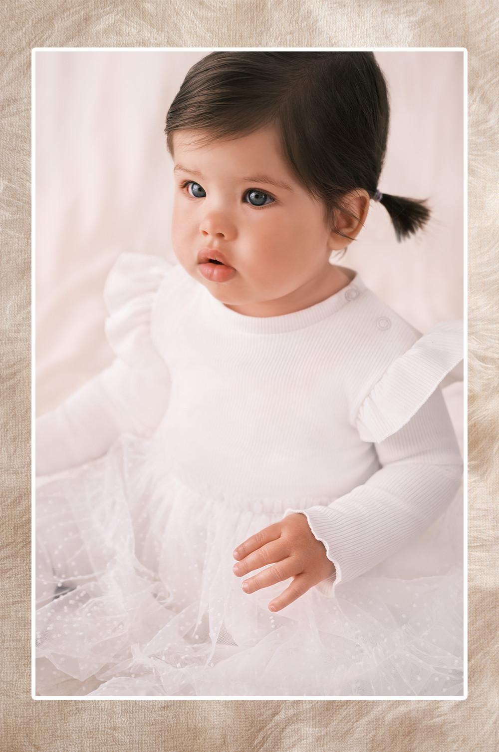 Bébé portant une robe tutu blanche tricotée