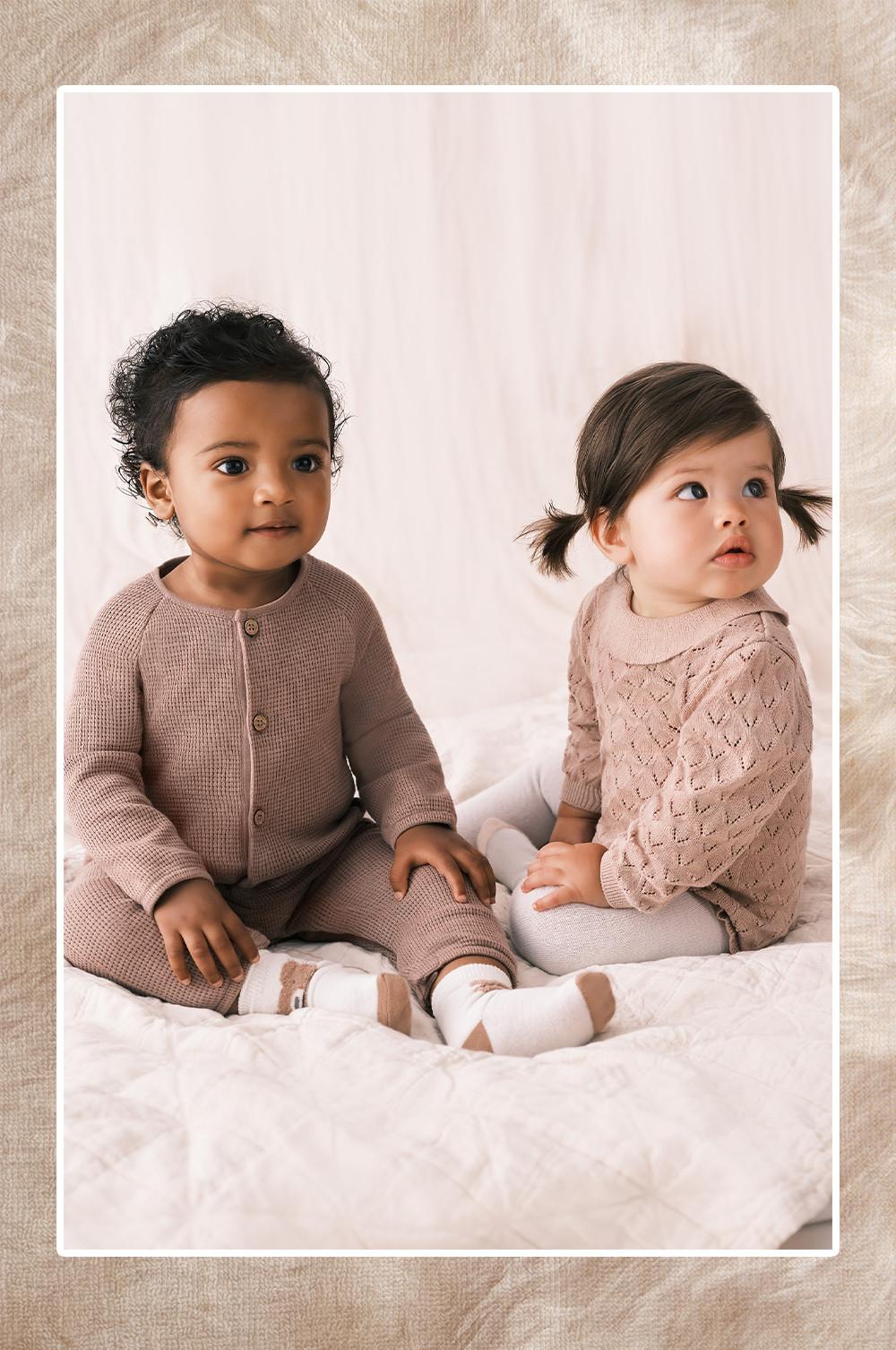 Bébés portant des combinaisons tricotées