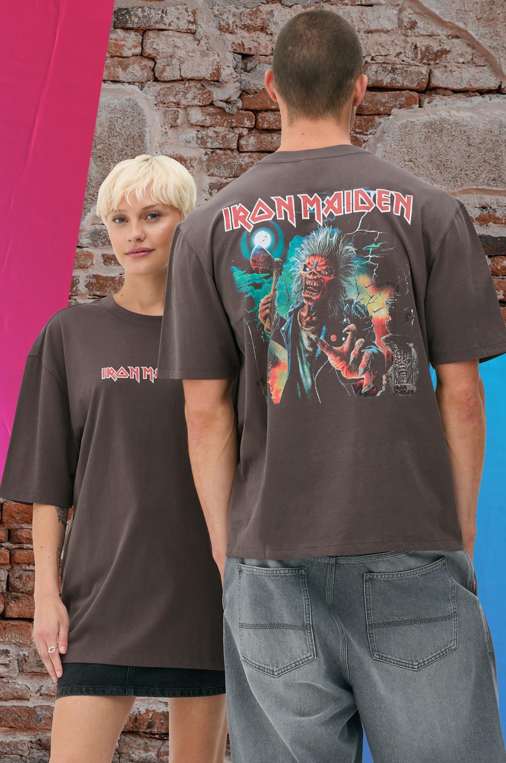 Models tragen T-Shirts im Oversized-Look mit Iron Maiden-Grafiken