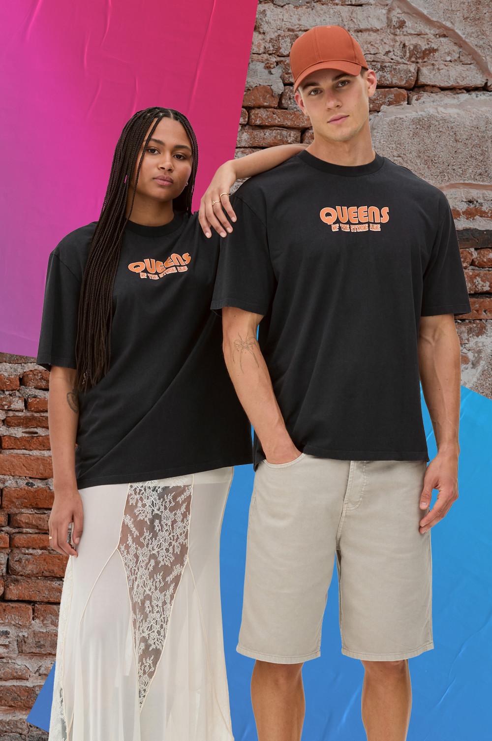 Zwei Models tragen schwarze Band-T-Shirts mit Grafikdruck.