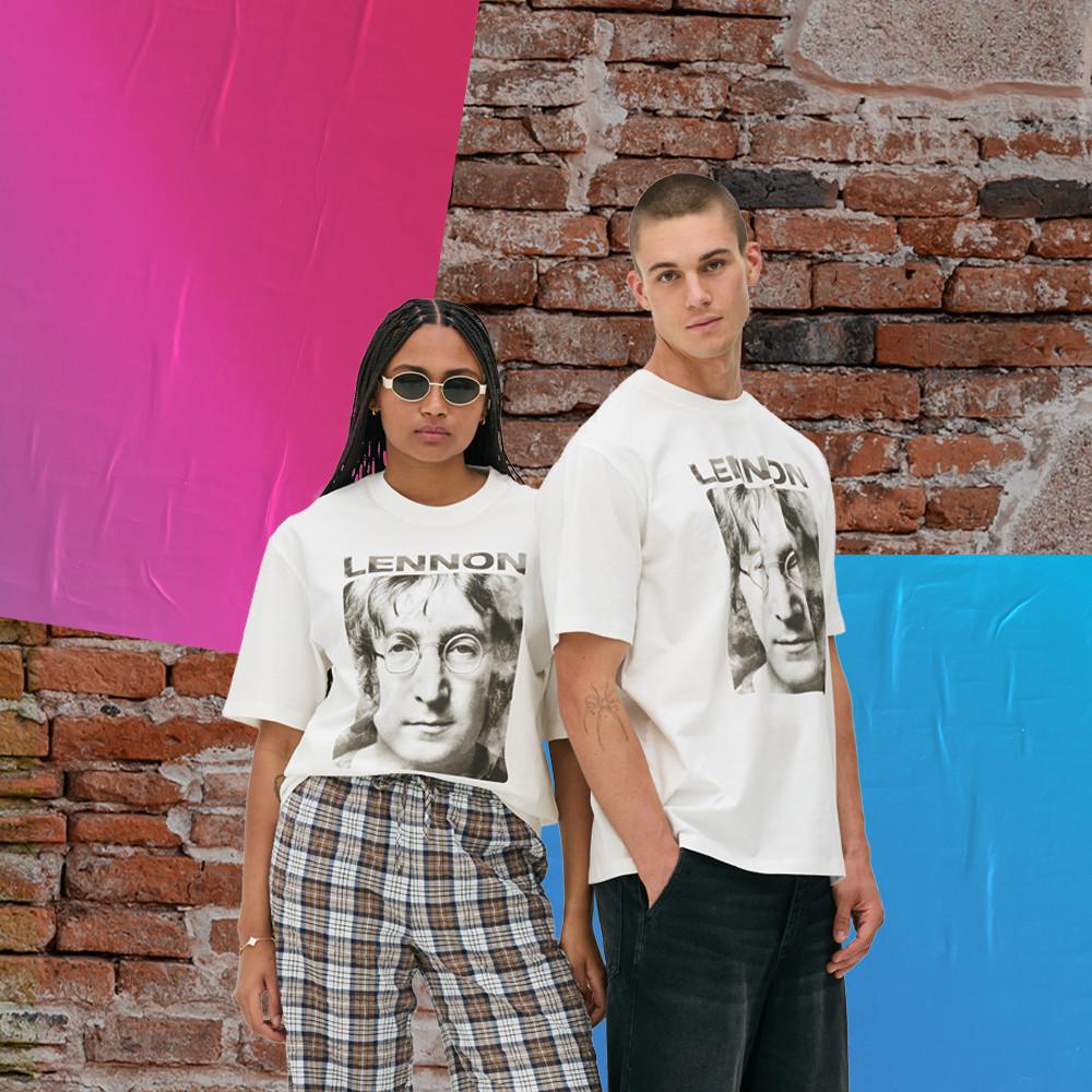 Zwei Models mit weißen John-Lennon-T-Shirts