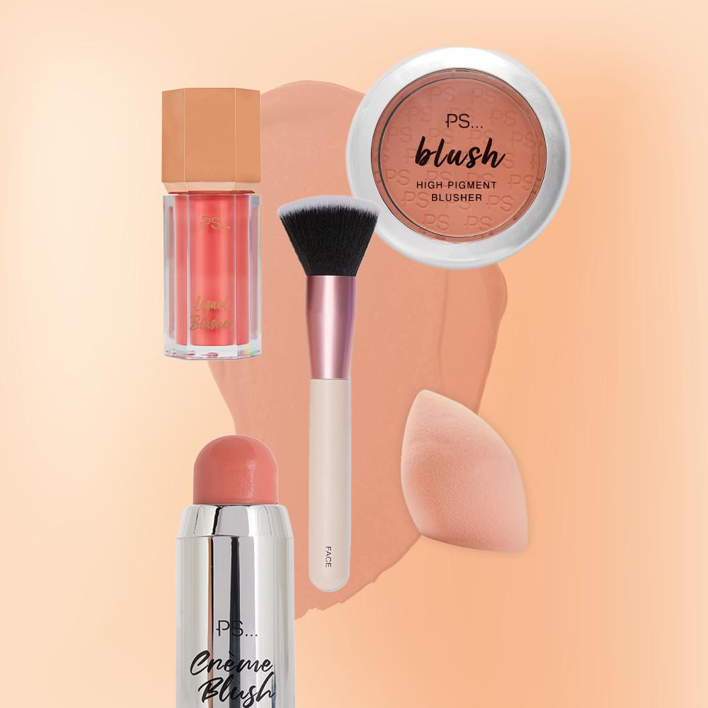 Rouge-Guide. PS-Make-up-Kollektion mit flüssigem Rouge, Puderrouge-Kompaktpuder, Creme-Rouge, Make-up-Pinsel und Beauty-Schwämmchen auf pfirsichfarbenem Hintergrund.