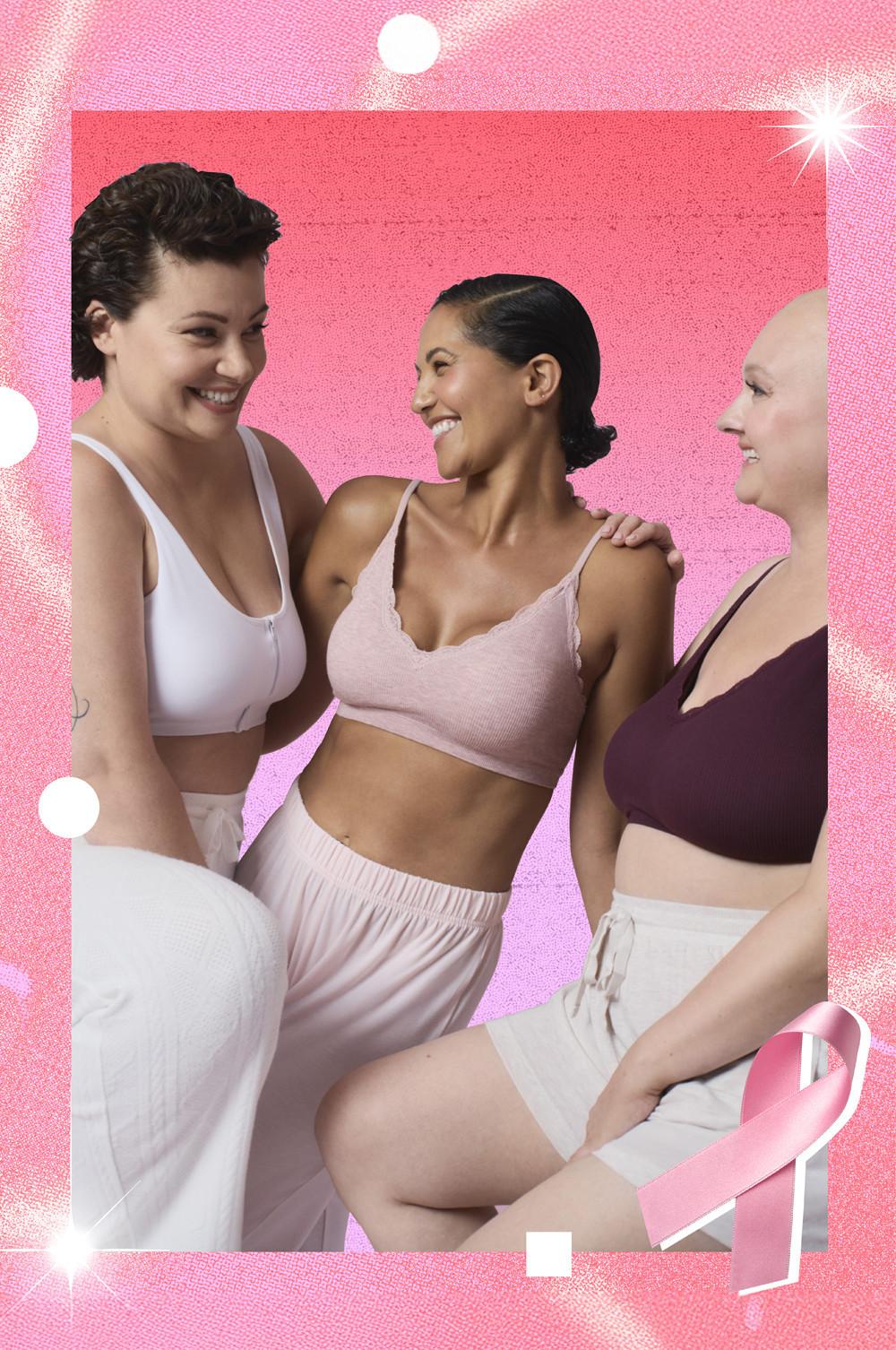 Tre donne che indossano abbigliamento da casa comodo e un nastro rosa, simbolo della lotta contro il cancro al seno, nell'angolo.