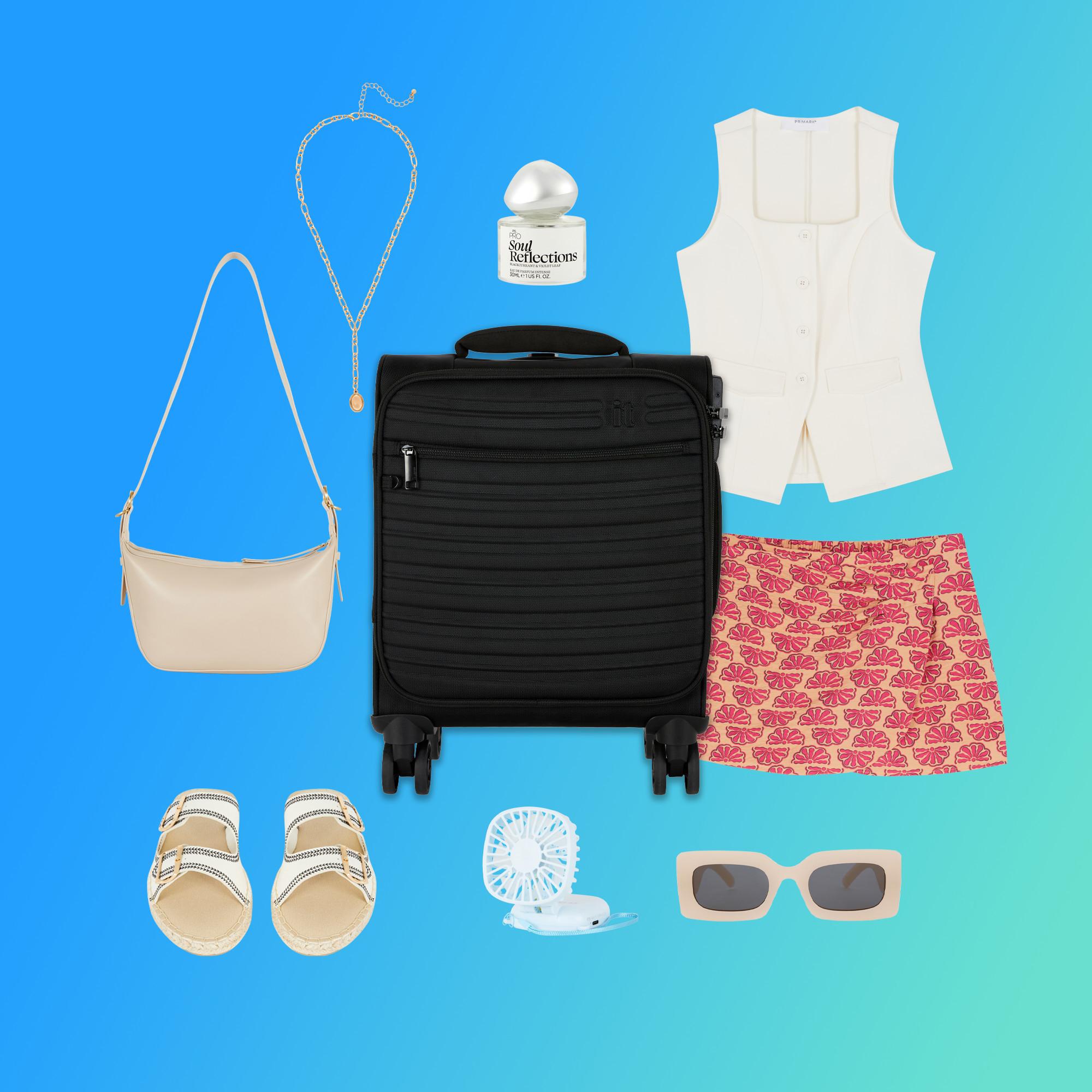 Accessoires de voyage disposés à plat avec une valise noire, un débardeur crème, un short à motifs, un sac à main beige, un collier doré, du parfum, des sandales, des lunettes de soleil et un ventilateur portable.