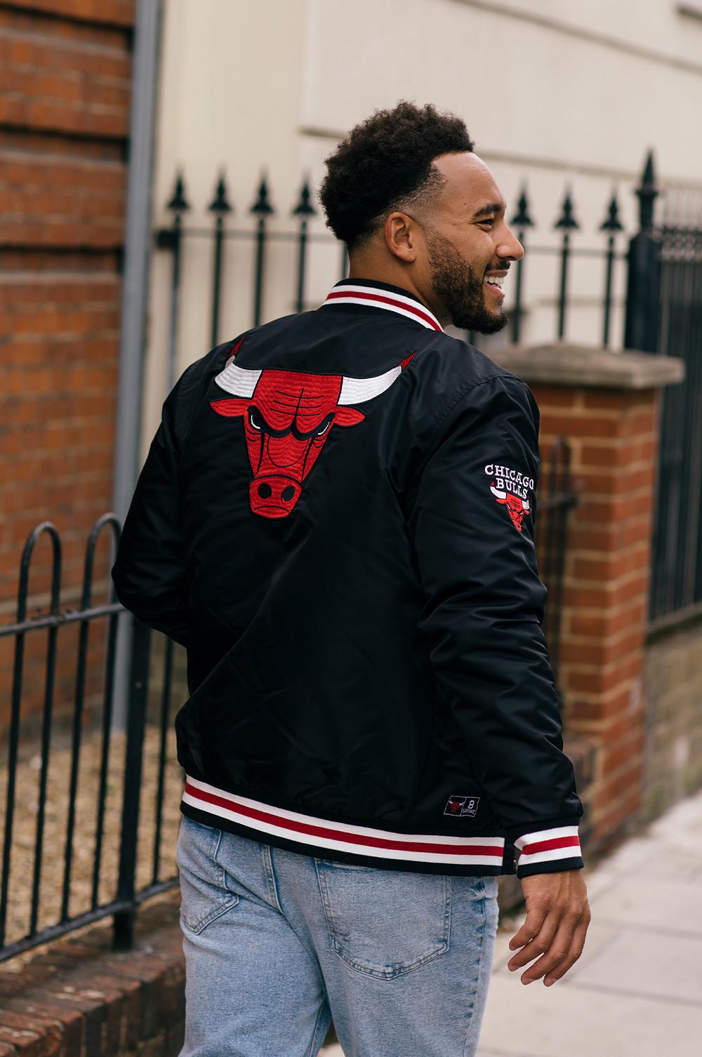 Josh Denzel portant une veste de style universitaire Chicago Bulls