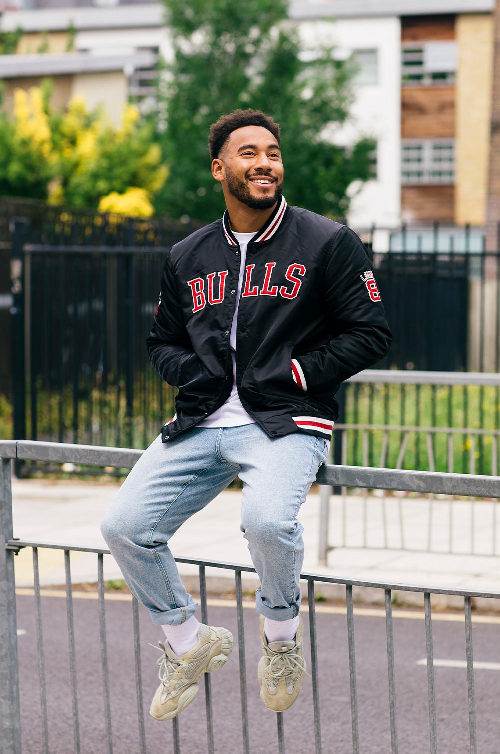 Josh Denzel portant une veste de style universitaire Chicago Bulls