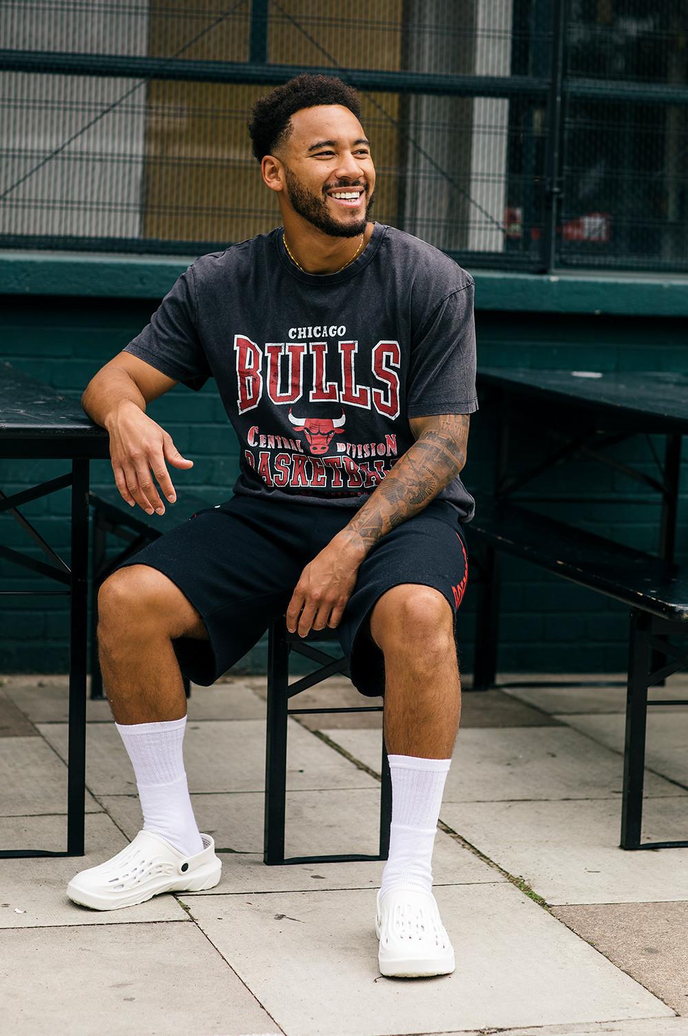 Josh Denzel portant une tenue Chicago Bulls